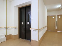 エレベーターと廊下の角