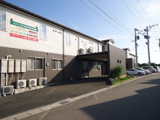 広々とした駐車場のある建物