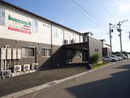 外観の建物と駐車場