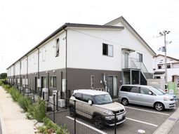 白とグレーの外壁の建物