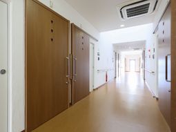 清潔な施設の廊下