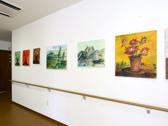 壁に掛かる絵画の並び