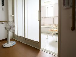 明るい浴室入口