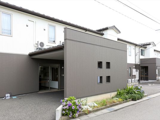 施設の外観と入口