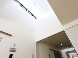 明るい室内と高い天井