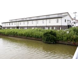 川沿いの建物外観