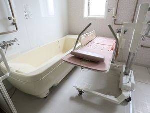 バリアフリー設計の浴室