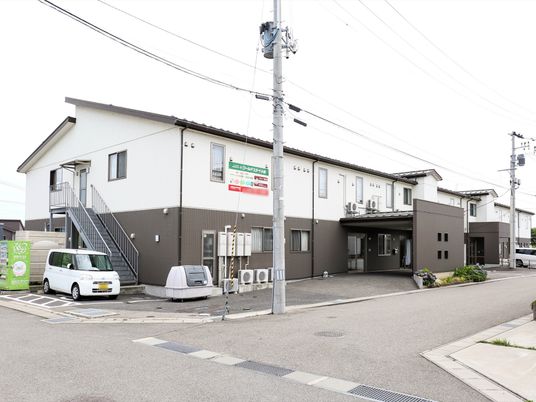 明るい建物の外観