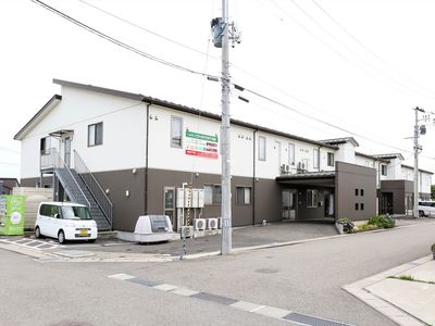 明るい建物の外観