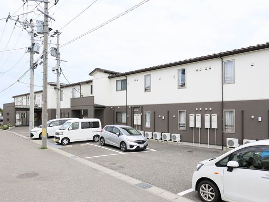 外観の建物と駐車場