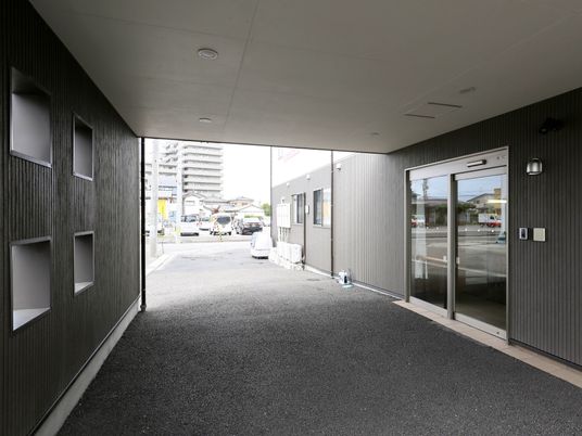 エントランスと駐車場の風景