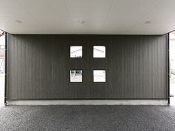 モダンな外壁と窓の建物