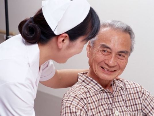 看護師と高齢者の会話