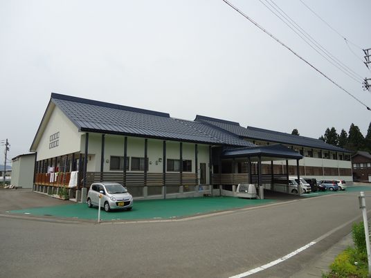一階建てのケアセンター外観
