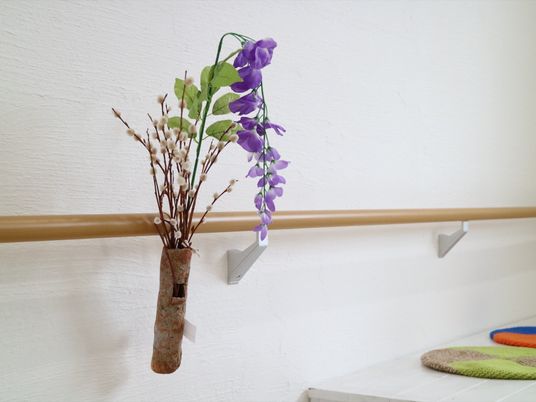 壁掛け花瓶と造花の廊下