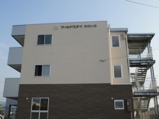 多階層の建物の外観