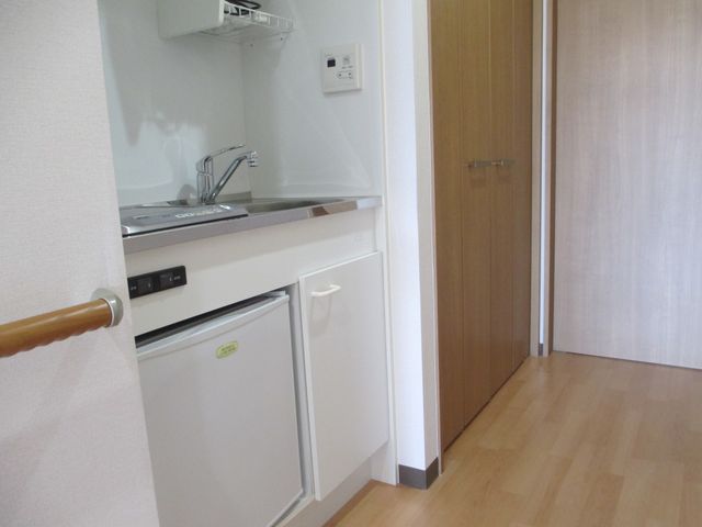居室のキッチンコーナー 居室・キッチン 整ったキッチンスペースで、安心して日々の暮らしを送れるよう配慮されています。自炊を楽しみたい方にも適した環境です。