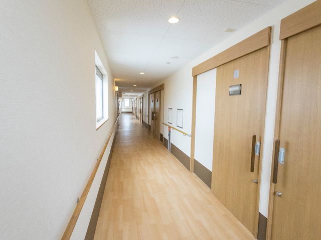 清潔感ある廊下 廊下 明るく清潔感のある廊下が広がっており、落ち着いた雰囲気でお仕事ができる環境です。