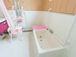 手すり付きの浴室