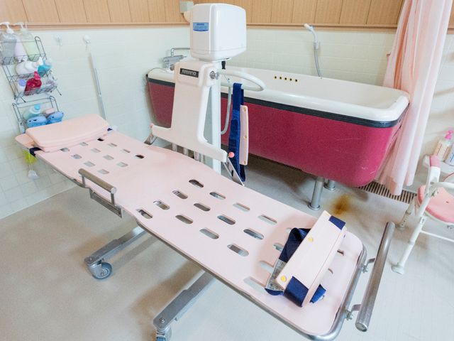 機能的な浴室設備 洗髪台 利便性を考慮した浴室です。機器は最新のものを使用しており、ご利用者の快適な入浴を支援します。