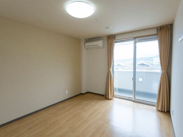 広々とした洋室空間 居室 ゆとりある居室は、自分らしい生活を営むための空間です。窓からは明るい光が差し込み、心地よい日常を過ごせるでしょう。