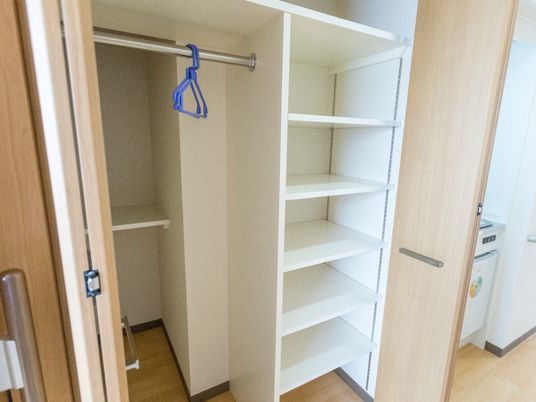 整頓された洋室のクローゼット
