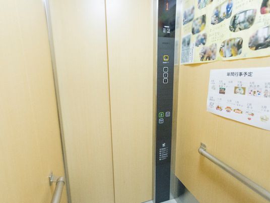 エレベーター内部と掲示物
