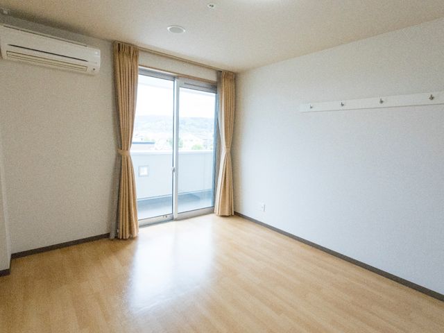 広々とした居室の様子 居室 明るく広々とした空間が自らのスタイルで彩れる居室です。自分だけの時間を大切にしたい方に適しています。