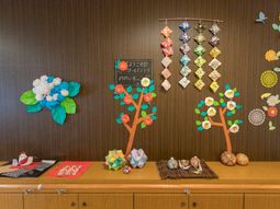 手作り装飾のある壁面