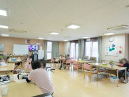 明るい居室内の様子