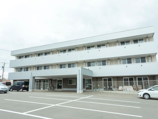 白い建物の外観