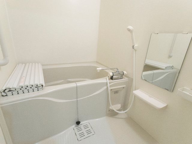 手すり付き清潔な浴室 浴槽 滑りにくい床と手すりが設置され、安全に配慮された清潔な浴室です。利用者の快適な入浴をサポートします。