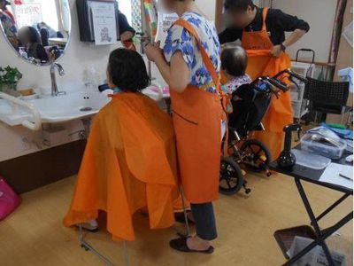 利用者ヘアカット理美容室