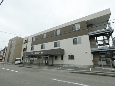 シンプルな外観の建物