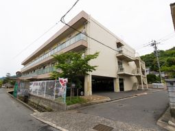 多階層の建物全景