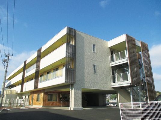 モダンな外観の建物