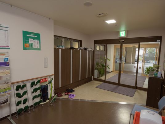 清潔感のある施設エントランス