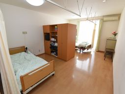 明るい居室の風景