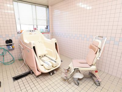 ピンク色のバリアフリー浴室