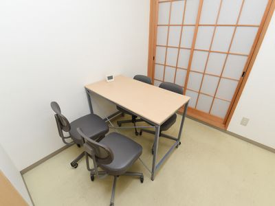 和室のシンプルな会議室