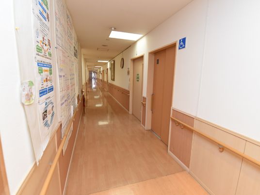 廊下の手すりと掲示物