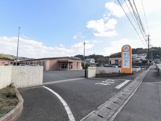 広々とした入り口と看板