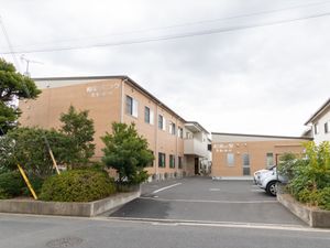 施設の外観と駐車場