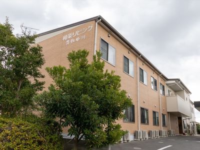 施設の外観と看板