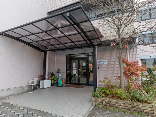 入り口と秋の植物 エントランス ゆったりとしたエントランスは、来訪者を暖かく迎え入れます。四季折々の植物が周囲に配され、訪れる人々に安らぎを提供します。