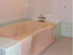 広々とした明るい浴室