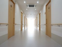 明るい廊下の風景