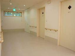 明るい廊下と出入り口