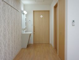 清潔な室内と洗面台