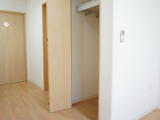 洋室の開いたクローゼット